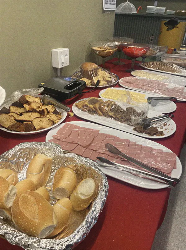 Pães, bolos e frios servidos no café da manhã