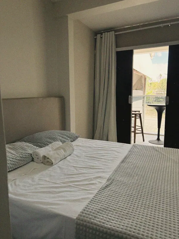 Quarto Casal com cama de casal e porta para a varanda
